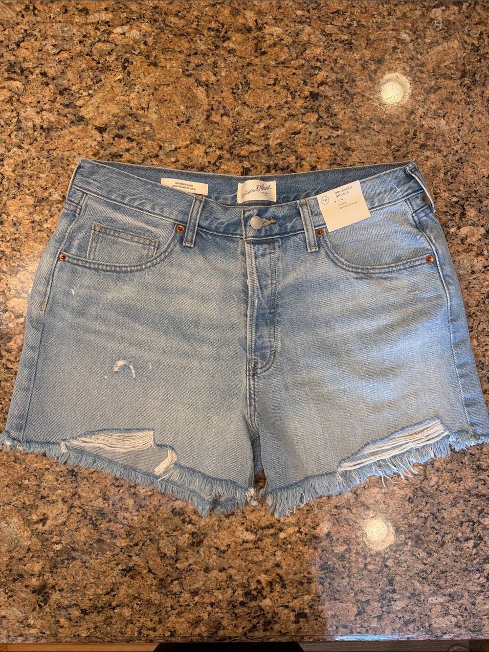 NWT Women’s 90’s Baggy Universal Threads Light Distressed Denim Shorts - Size 10